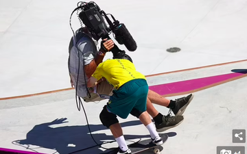 VĐV trượt ván khiến người quay phim ngã ngửa tại Olympic
