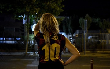 Fan Barca thức trắng đêm, buồn bã ngồi ngoài sân Camp Nou ngóng tin Messi
