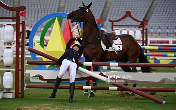 Ngựa từ chối nhảy, VĐV 5 môn phối hợp rơi một mạch từ vị trí HCV Olympic xuống gần cuối bảng