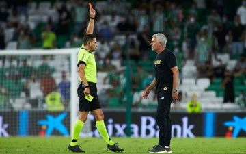 Mourinho và học trò nhận tới 6 thẻ đỏ trong trận thua thảm của AS Roma