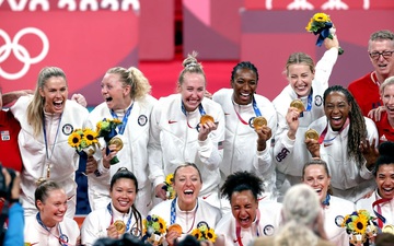 Mỹ vượt Trung Quốc thần kỳ trên bảng xếp hạng huy chương trong ngày thi đấu cuối cùng của Olympic
