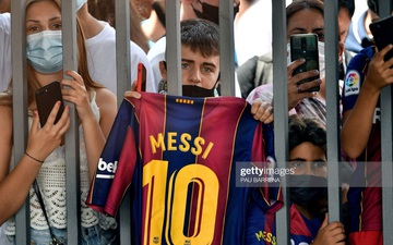 Cổ động viên vây kín bên ngoài sân Camp Nou trong ngày Messi bật khóc chia tay Barcelona