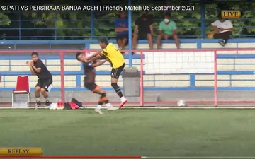 Cầu thủ Indonesia gây phẫn nộ khi vung chân đạp thẳng vào mặt đồng nghiệp