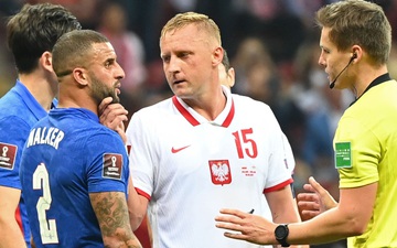 Gia đình tuyển thủ Ba Lan bị xúc phạm nặng nề vì pha véo cổ hậu vệ Anh