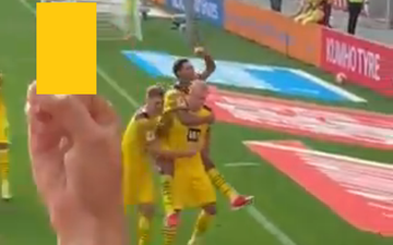 Haaland bị fan Leverkusen giơ ngón giữa khi ăn mừng bàn thắng