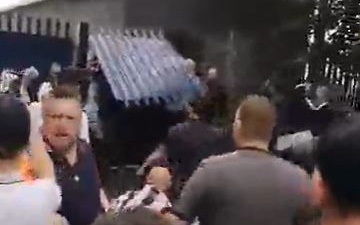 Ẩu đả kinh hoàng tại West Brom: CĐV bị đánh bất tỉnh, hàng rào sân bị giật sập
