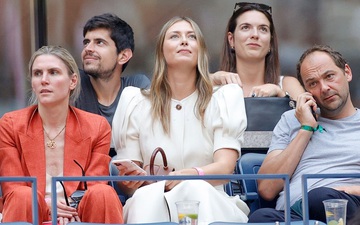 Hoa khôi Sharapova và dàn sao hạng A Hollywood chứng kiến Djokovic bật khóc, gục ngã "trước ngưỡng cửa thiên đường"