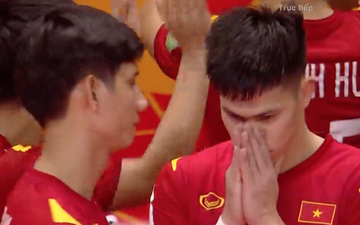 Cầu thủ ghi bàn cho futsal Việt Nam ở World Cup ôm mặt buồn bã sau thất bại, xúc động gửi gắm tâm sự