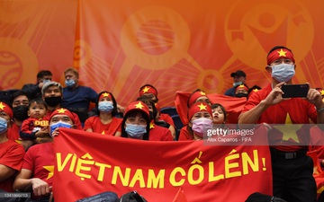 Người hâm mộ Việt Nam phủ đỏ một góc khán đài cổ vũ đội tuyển futsal Việt Nam ở World Cup 2021