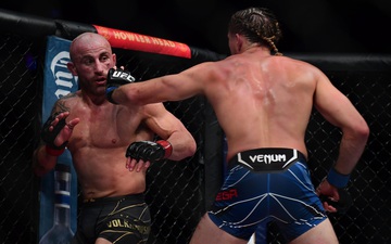 UFC 266: Alexander Volkanovski giữ đai sau trận đại chiến cùng Brian Ortega, đả nữ Valentina Shevchenko có màn trình diễn "hủy diệt"