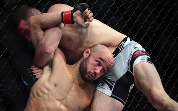 Võ sĩ UFC có màn trở lại "điên rồ" sau khi bị đối thủ dồn ép đến nghẹt thở