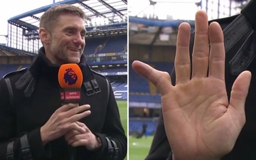 Cựu thủ môn Chelsea khoe ngón tay biến dạng đáng sợ, đồng nghiệp đứng cạnh buông lời nói đùa khiến tất cả im bặt
