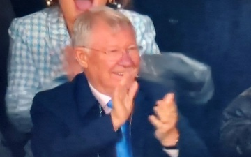 Sir Alex cười sung sướng chứng kiến "cậu con trai" Ronaldo hóa người hùng phút cuối