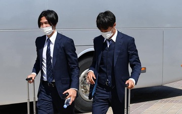 Dàn trai đẹp tuyển Nhật Bản diện đồng phục giá trăm triệu tại sân bay Doha