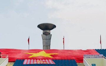 Đại kỳ Việt Nam xuất hiện trên khán đài sân Mỹ Đình trong ngày vắng khán giả 