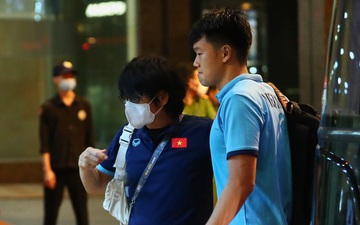 Hậu vệ Việt Nam phải nhờ bác sĩ dìu về khách sạn sau trận thua Australia