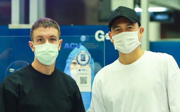 Văn Lâm hội ngộ cầu thủ Australia ở sân bay Nội Bài, cùng trở lại Nhật Bản thi đấu