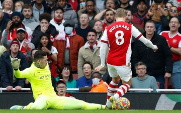 Ederson phạm lỗi rõ ràng nhưng VAR từ chối penalty cho Arsenal