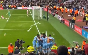 Dàn sao Man City bị fan Arsenal ném chai nước, giấy vệ sinh tới tấp khi ăn mừng bàn thắng