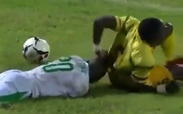 Cúp châu Phi 2021: Bị xoạc sau, cầu thủ Senegal lăn lộn rồi chớp thời cơ chơi đòn hiểm với đối thủ