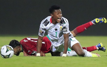 Bị biến thành "gã hề", cầu thủ ở cúp châu Phi 2021 điên tiết lao vào húc khiến đối thủ ngã sấp mặt