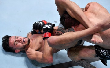 Hành động gây tranh cãi của võ sĩ Rogerio Bontorin tại UFC: Cậu ta đã đập tay xin thua!