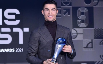 Đến nhận giải thưởng không ai ngờ, Ronaldo xuất hiện với visual đỉnh cao khiến 9 triệu người phải thả tim