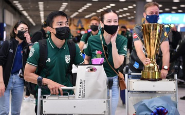 Tuyển Thái Lan rước cúp vàng AFF Cup 2020 về nước, giao lưu với người hâm mộ ngay tại sân bay