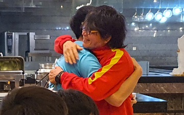 Đình Trọng ôm chặt bác sĩ Choi Ju-young để cảm ơn và tạm biệt