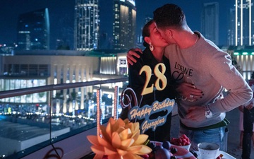 Ronaldo khóa môi Georgina say đắm trong tiệc sinh nhật siêu hoành tráng, bạn gái chỉ còn biết rơi nước mắt: "Giấc mơ có thật!"