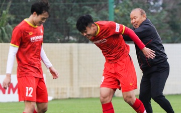 HLV Park Hang-seo "dằn mặt" Đức Chiến, chỉ đạo tận tình các học trò trước trận gặp ĐT Trung Quốc