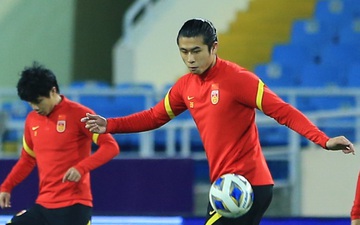 Tiền đạo Trung Quốc đỡ bóng kỹ thuật như Neymar ở buổi tập thử sân Mỹ Đình
