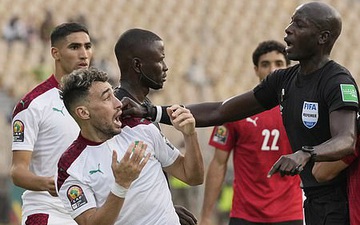 Thêm hài kịch ở Cúp châu Phi: Chỉ vì màn tranh bóng tụt cả quần, trọng tài phải "gạt tay trúng má" khiến cựu thần đồng Barca ôm mặt nằm sân