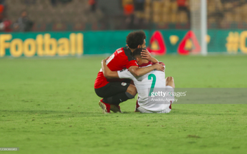 Đối thủ khóc hết nước mắt, Salah ôm động viên đầy tình cảm