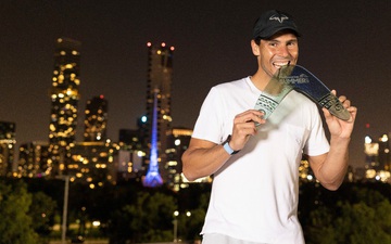 Trong lúc kỳ phùng địch thủ Djokovic bị giam lỏng, Nadal tranh thủ "hớt" luôn một chức vô địch