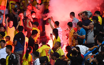 Nam Định vùng lên trước Hà Nội FC, cổ động viên đốt pháo sáng trên sân Hàng Đẫy