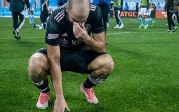 Higuain khóc nức nở sau trận đấu chia tay sự nghiệp