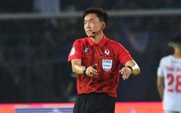 Trọng tài Hàn Quốc sốt ruột với cách 'giảm nhịp độ trận đấu' của đội ngũ y tế sân Lạch Tray