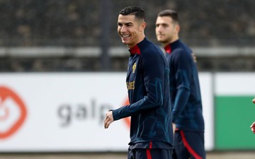 Ronaldo cười tươi trên sân tập sau khi công kích MU
