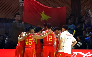 HLV đội tuyển bóng rổ Việt Nam rung động vì cổ động viên xa xứ tại vòng sơ loại FIBA Asia Cup 2025