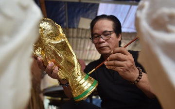 Người đàn ông đam mê làm cúp vàng World Cup