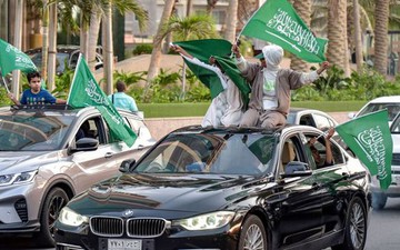 Fan Saudi Arabia phá cửa nhà, 'đi bão' mừng chiến thắng lịch sử trước Argentina