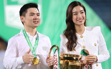 Hoa hậu Đỗ Mỹ Linh nâng Cup vô địch cùng Chủ tịch CLB Hà Nội