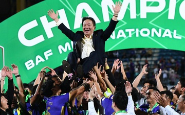 Cầu thủ Hà Nội FC tung hô bầu Hiển, ăn mừng cú đúp vô địch quốc nội