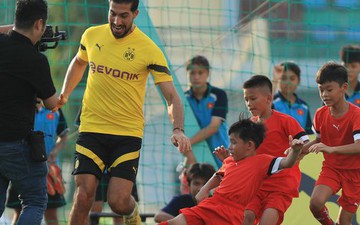 Dàn cầu thủ Dortmund so tài cùng 30 cầu thủ nhí Việt Nam