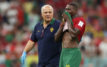 Lần đầu đá World Cup, sao trẻ Bồ Đào Nha khóc nức nở rời sân ngay hiệp 1