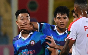 Đức Chinh hành động dứt khoát, ngăn chặn đồng đội gây hấn với cầu thủ Viettel FC