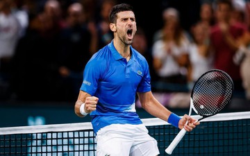 Nhọc nhằn hạ Tsitsipas, Djokovic vào chung kết Paris Masters