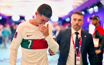 Ronaldo khóc nức nở khi Bồ Đào Nha bị loại, cầu thủ Morocco chạy tới động viên