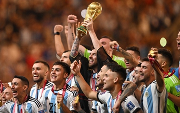 Khoảnh khắc Messi và dàn sao Argentina nâng cao cúp vàng World Cup 2022